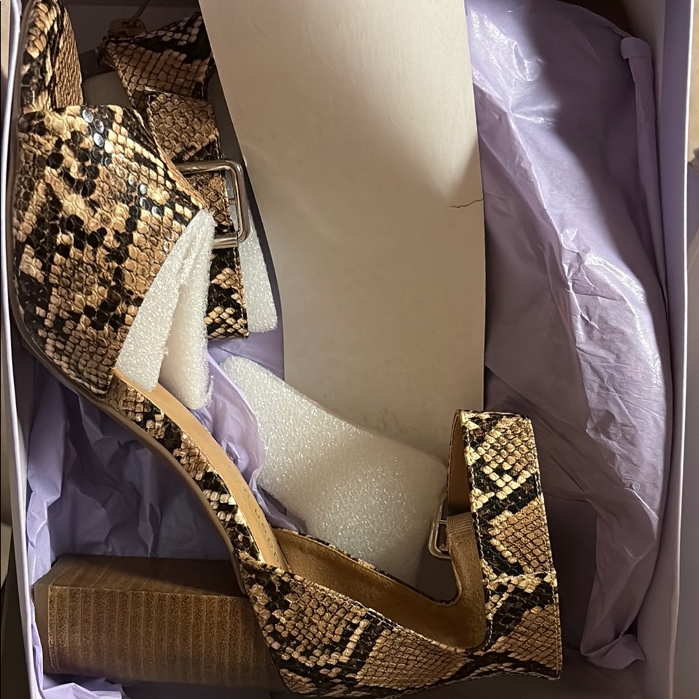 Madden Girl NWT SNAKESKIN ANKLE STRAP Chunky Heel Pumps